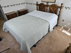lot 23 image: Thomasville Furniture Heritage Full Headboard