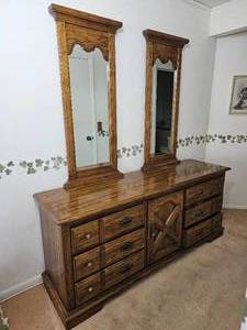 lot 24 image: Thomasville Furniture Heritage Mirrored Vanity