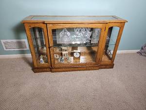 lot 32 image: American Contemporary Display Consol Cabinet