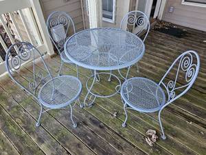 lot 26 image: Charming Scrolled Icecream Table Set