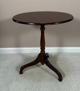 lot 19D image: Charming Mahogany Parlor Table