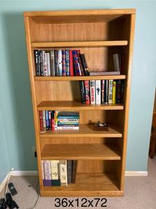 lot 31 image: Contemporary Oak Bookcase