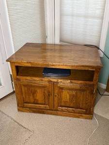 lot 36 image: American Contemporary Entertainment Stand