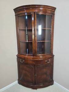lot 9 image: Gorgeous Restoration Mahogany Corner Display Cabinet