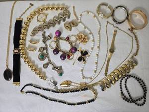 lot 67 image: Womens Vintage Costume Jewelry Collection - Gold
