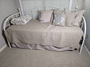 lot 38 image: Adorable White Metal Trundle Day Bed Set
