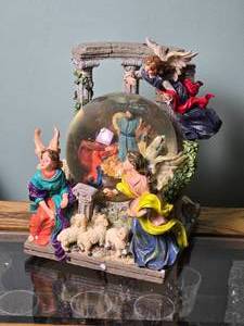 lot 86 image: Delightful Vintage Christmas Nativity Snowglobe