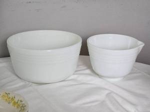 lot 40 image: White Pyrex Mixing Bowl Pair