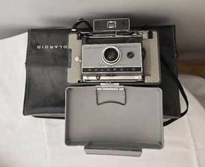 lot 16 image: Vintage Polaroid Automatic 320 Land Camera