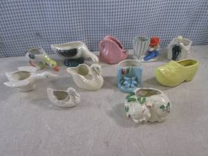 lot 42 image: (CS) Assorted Vintage Small Ceramic...