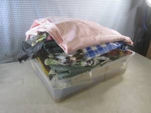 lot 48 image: (EW7) Assortment of Tableclothes an...