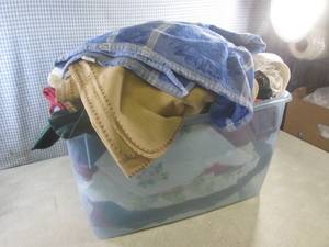 lot 49 image: (EW5) Tote Full of Assorted Tablecl...