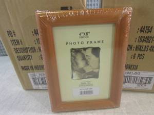 lot 58 image: (CS) 12 - 4x6 Honey Oak Picture Fra...