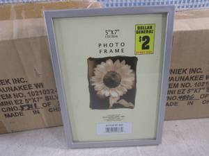 lot 64 image: (CS) 12 - 5x7 Silver Mini EZ Pictur...