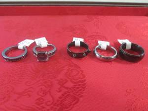 lot 84 image: (CNTR) 5 Assorted Rings 2 with Colo...