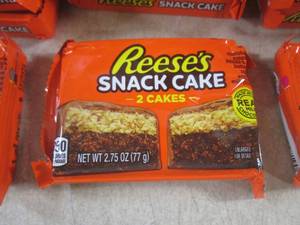 lot 165 image: (B-1) 18 Reeses Snack Cake -2 Cakes...