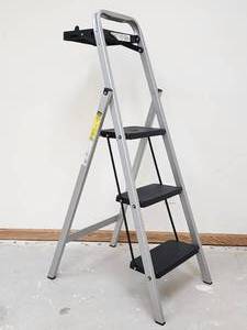 lot 34 image: 3 ft Aluminum Step Ladder