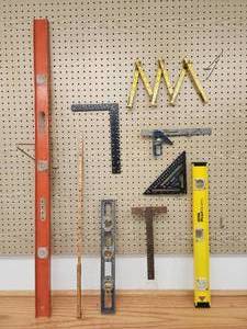 lot 32 image: Assorted Carpenters Levels and Measuring Accessories