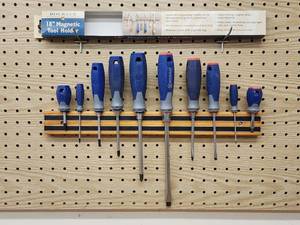 lot 48 image: Rockler Magnetic Tool Bar with a  Set of Screwdrivers