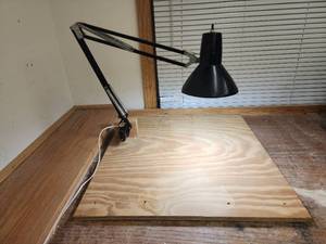 lot 85 image: Electric Benchtop Lamp