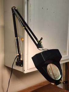 lot 74 image: Magnifying Benchtop Light