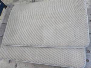 lot 39 image: 2 pc Memory Foam Bath Mats 22 x 35...