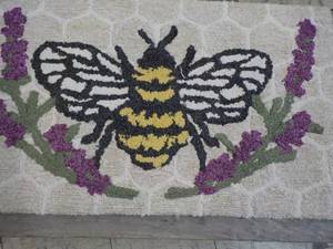 lot 42 image: Hand Hooked Accent Rug 22 x 38...