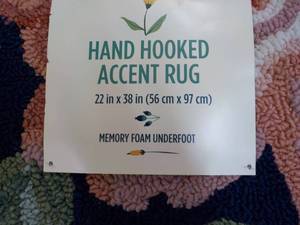 lot 43 image: Hand Hooked Accent Rug 22 x 38...