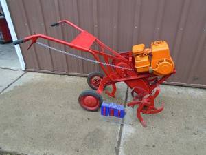 lot 101 image: Vinatge front tine tiller. Approx 4 hp Well tested & works. As shown.