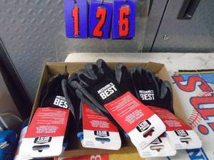 lot 126 image: Flat of winter latex work gloves. As shown.