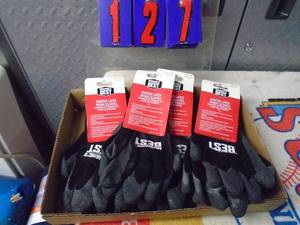 lot 127 image: Flat of winter latex work gloves. As shown.