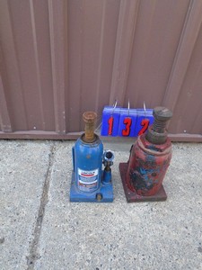 lot 132 image: Qty of 2 hydraulic jacks for parts or repair. As shown.