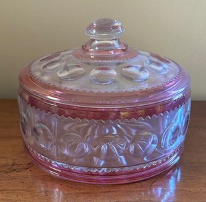 lot 31 image: Vintage Kings Crown Thumbprint Glass Candy Dish