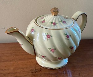 lot 34 image: Lovely Vintage Sadler Teapot