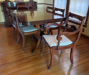 lot 6 image: Elegant Vintage Dining Room Table with 6 Chairs