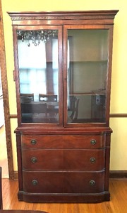 lot 8 image: Gorgeous Vintage Genuine Mahogany Hutch