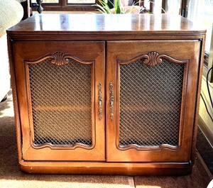 lot 42 image: Charming Vintage Cabinet