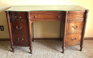 lot 18 image: Distinctive Vintage Desk