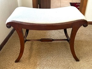 lot 50 image: Stylish Vintage Upholstered Wooden Bench