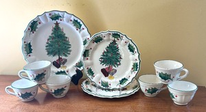 lot 70 image: Hand Painted Festive Italian Platter, Plates and Cups