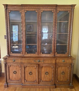 lot 4 image: Vintage French Style China Cabinet  Hutch