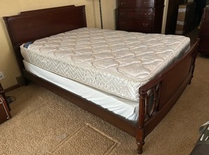 lot 10 image: Beautiful Vintage Full Size Bed Frame