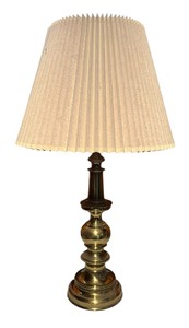 lot 114 image: Lovely Vintage Brass Lamp