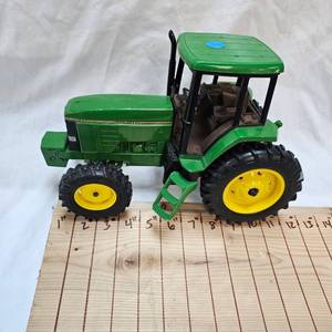 lot 2 image: John Deere 7600, Mfg 1992-1996 by ERTL