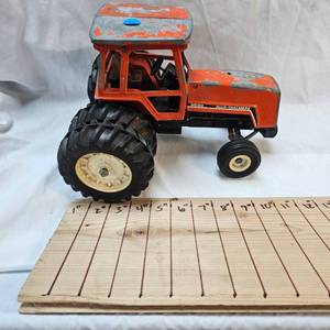 lot 6 image: Allis-Chalmers 8050 Tractor by Ertl 1982-1985