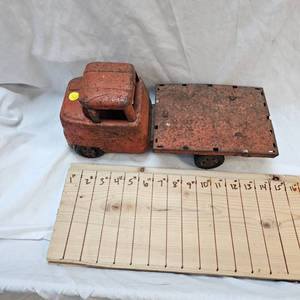 lot 7 image: Strutco 1950s Vintage Flatbed Truck