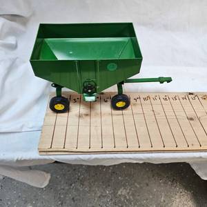 lot 13 image: Ertl Johne Deere Gravity Wagon in as new condition