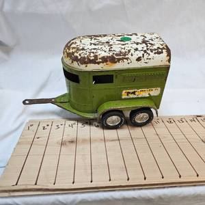 lot 14 image: Vintage Sears Fars Horse Trailer by Nylint, 1960s Color Combo