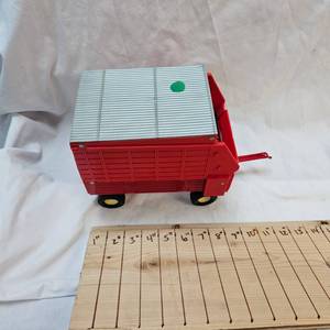 lot 16 image: Spotless 80s ERTL Forage Wagon an as new condition