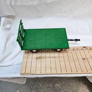 lot 17 image: ERTL John Deere Flatbed Wagon